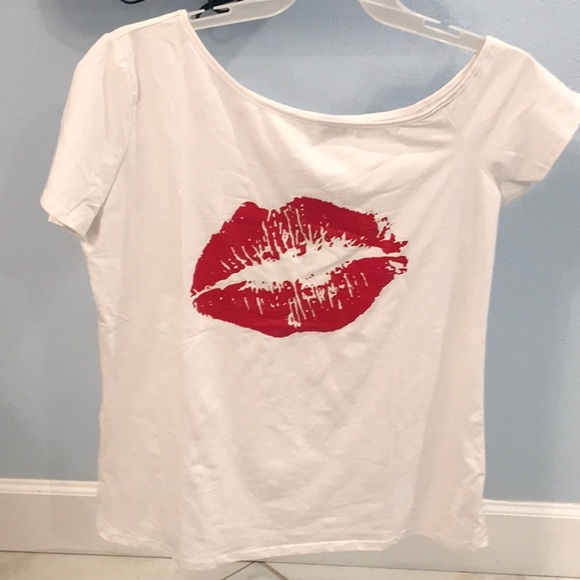 On or Off Red and White Shoulder Top with Red Kissing Lips Size L - Picture 1 of 2